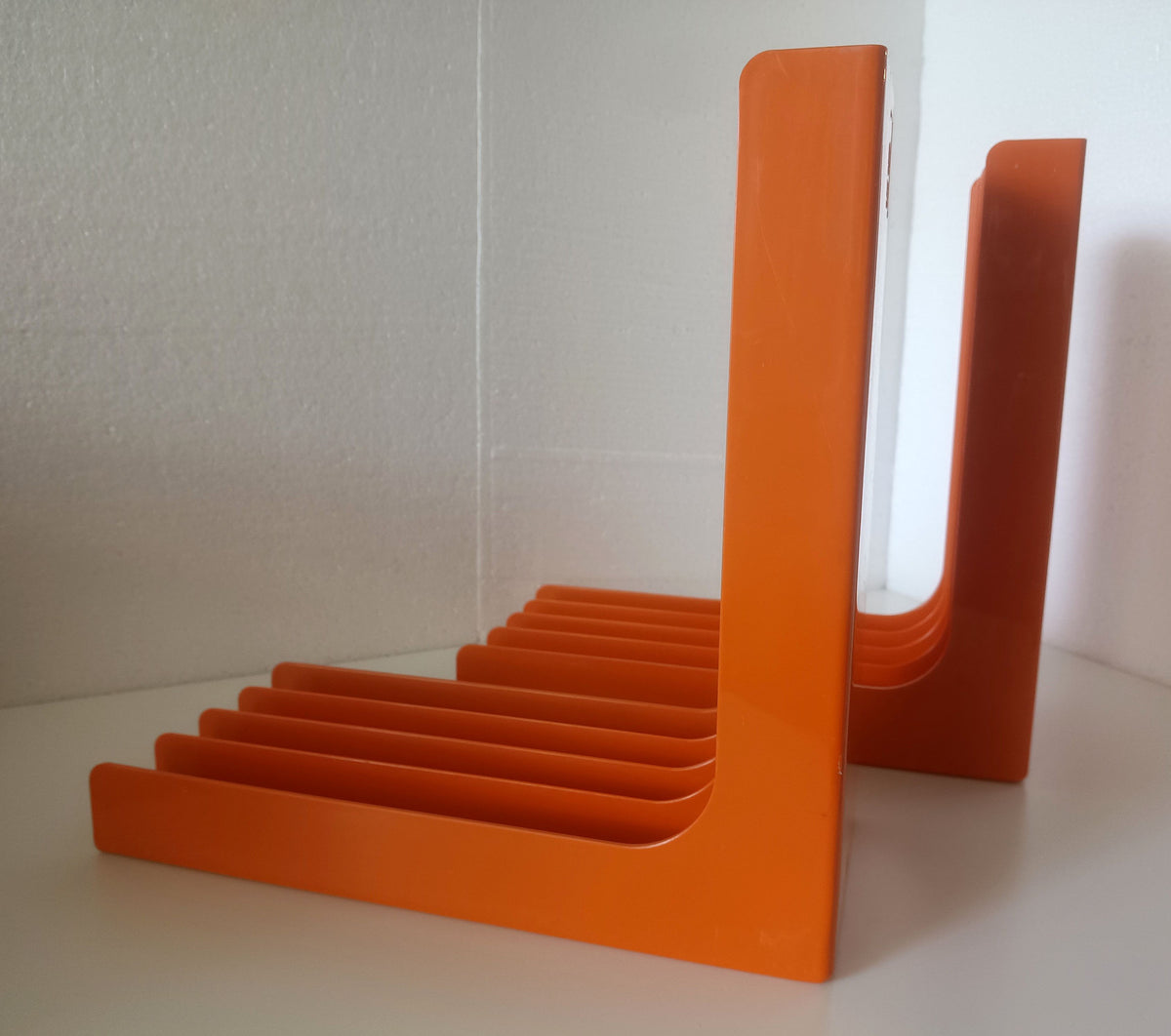 Orange Gustavsberg vinylholder set fra siden