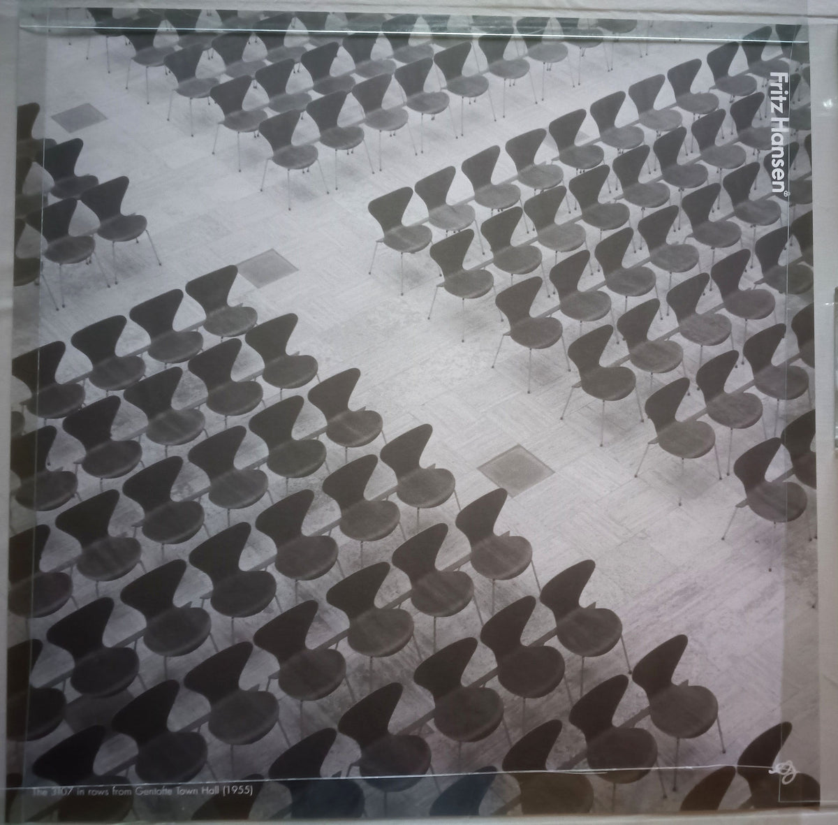Arne Jacobsen plakat – Syveren (3107) i rækker på Gentofte Rådhus (1955), Fritz Hansen 2002