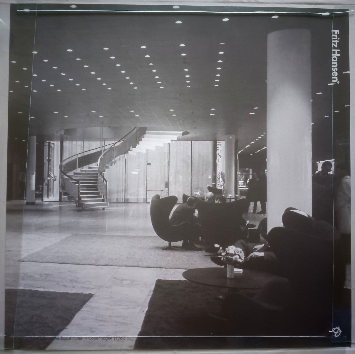 Arne Jacobsen plakat – Ægget i lobbyen på Royal Hotel, København (1962), Fritz Hansen 2002