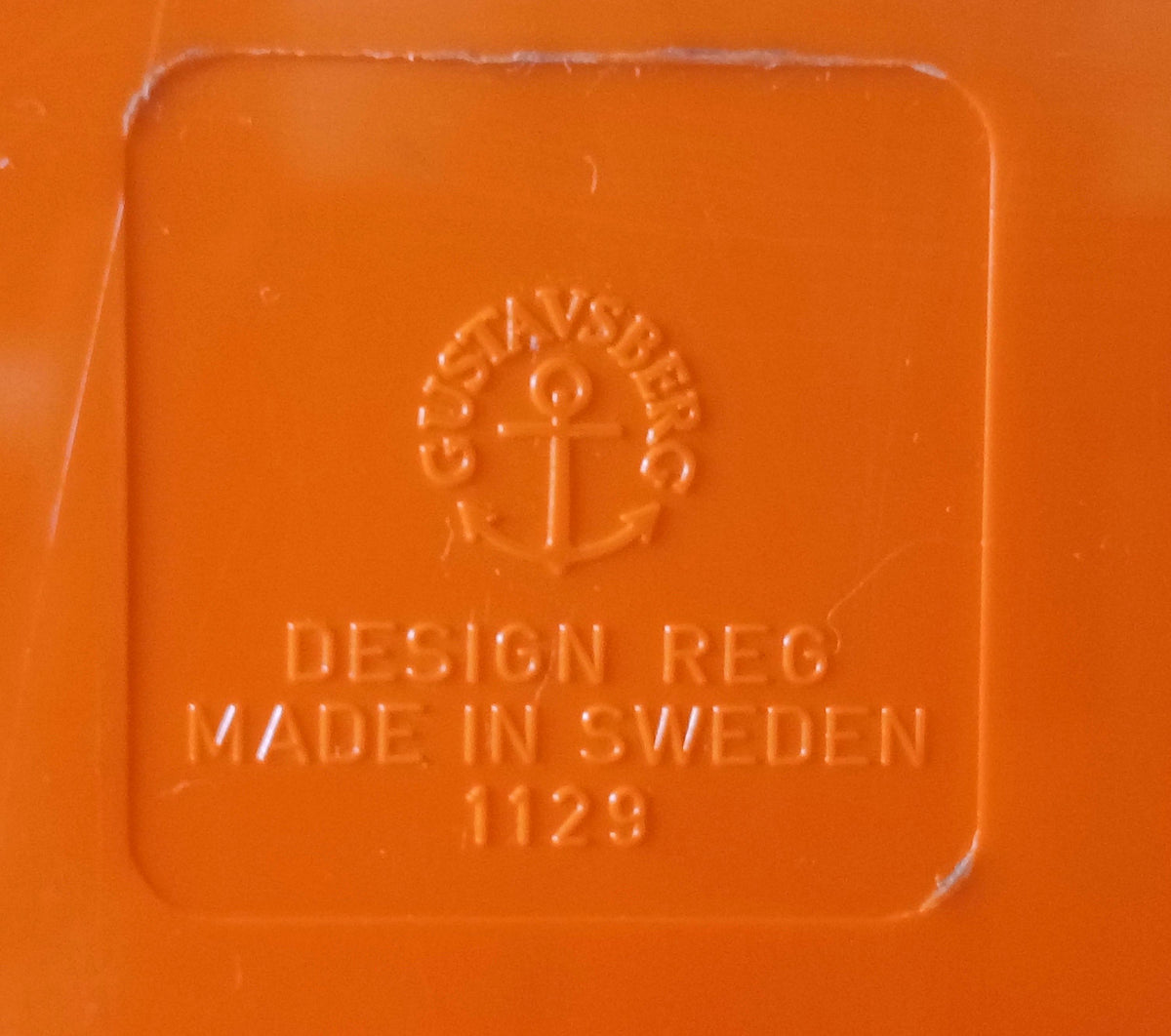 Gustavsberg-stempel, model 1129, på orange vinylholder