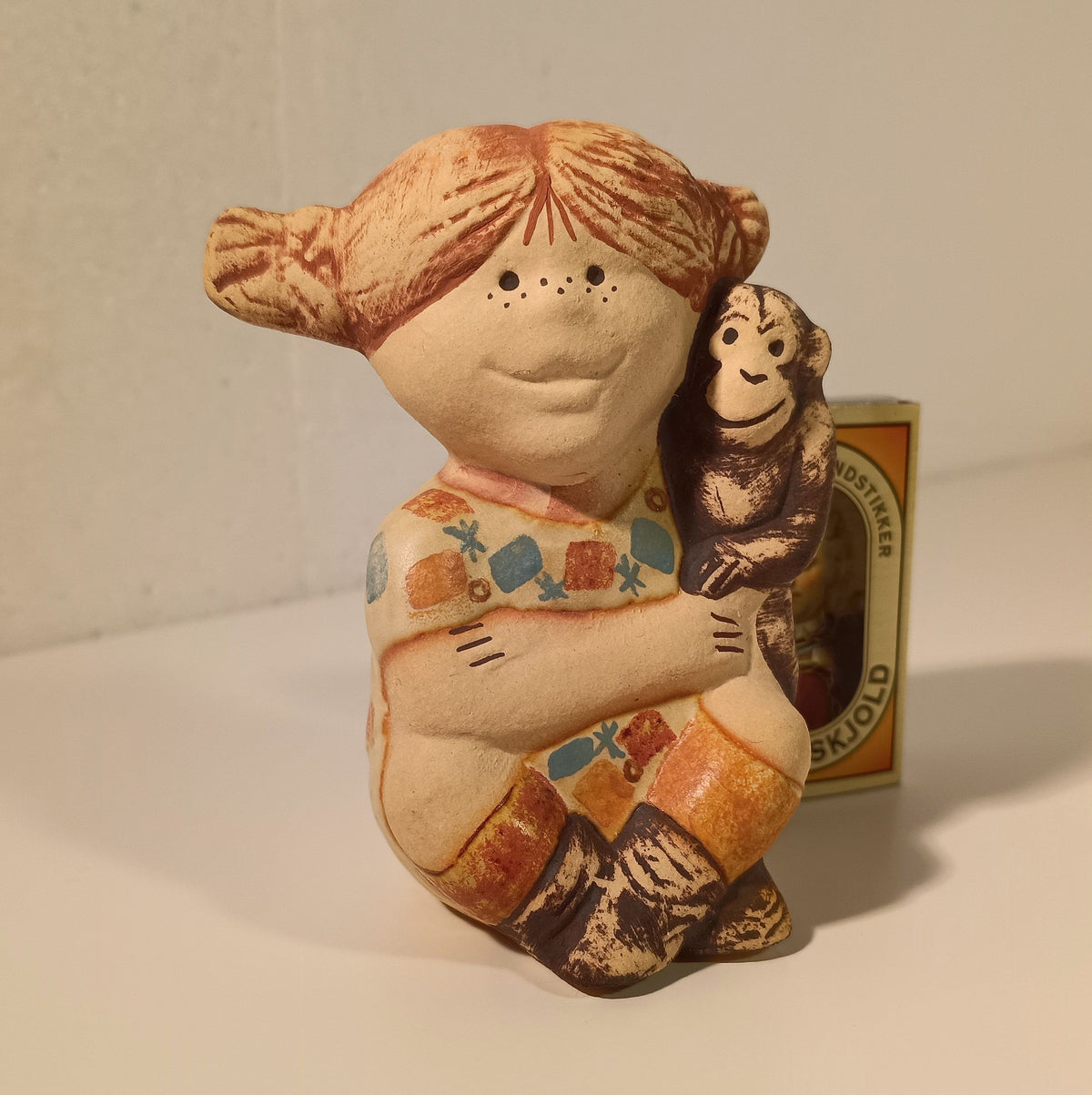 Lisa Larson Pippi Langstrømpe keramikfigur – størrelse vist ved tændstikæske